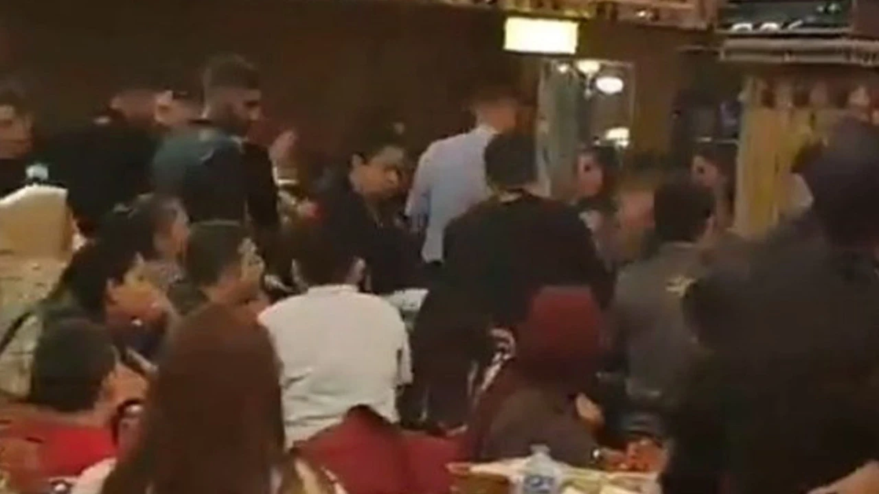 Ünlü Sanatçı Hakkı Bulut Şarkı Söylerken Bir Anda Fenalaştı, Hastaneye Kaldırıldı