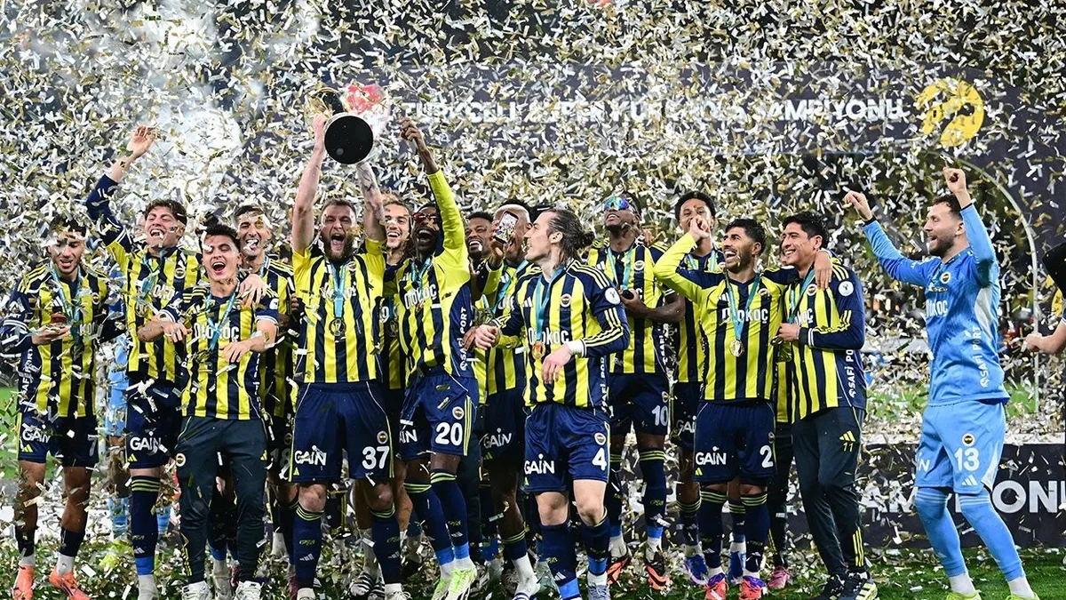 Süper Kupa şampiyonu Fenerbahçe kupasına kavuştu!