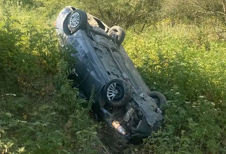 Lastiği patlayan otomobil, şarampole yuvarlandı: 1 yaralı