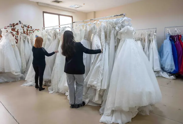 Bornova'da ihtiyaç sahibi gençlere gelinlik desteği