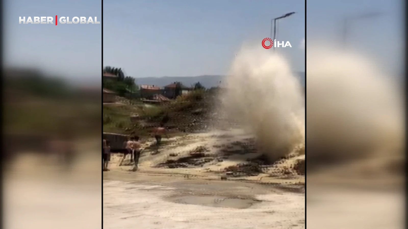 Yüksekova'da patlayan su hattı çocukların serinleme durağı oldu