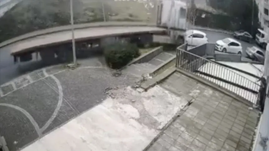 Başakşehir'de park halindeki tırın kayarak 5 araca çarpması kameralara yansıdı