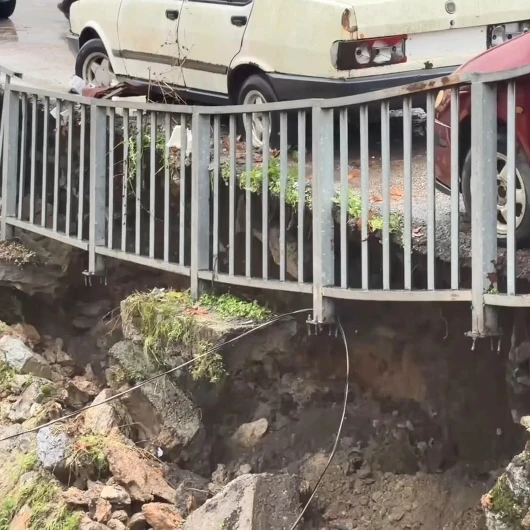 Beykoz'da Sağanak Sonrası Köprüde Çökme: Park Halindeki Araçlar Bariyerlere Yaslandı
