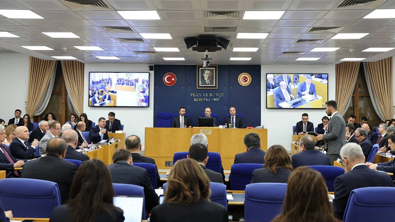 Fon Skandalında Top Havada Kaldı