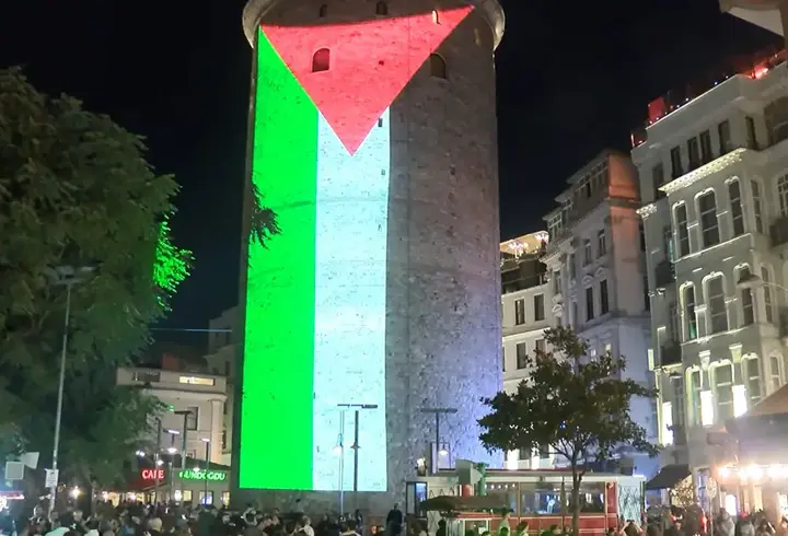 Galata Kulesi’ne Filistin Bayrağı yansıtıldı
