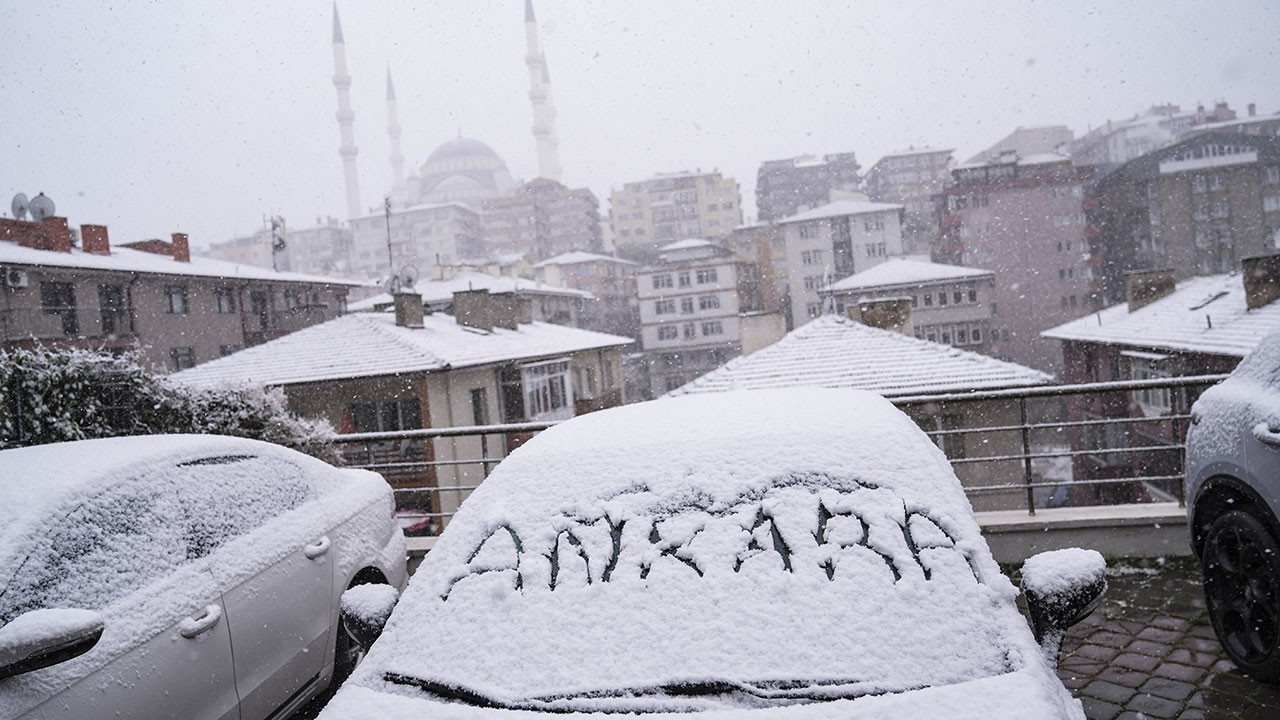 Ankara beyaza büründü: Kar yağışı nedeniyle okullar kapalı