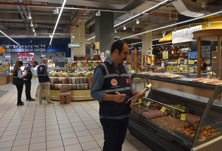 İzmir'de marketlerde 'fahiş fiyat' ve 'etiket' denetimi