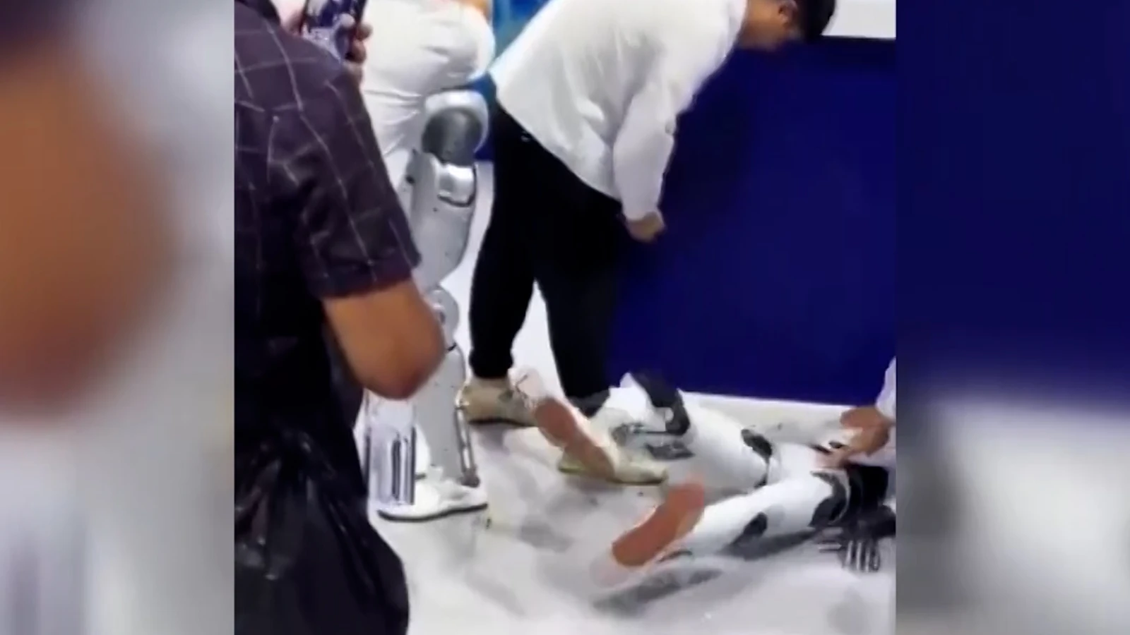Yere düşen robotun kriz geçirdiği anlar sosyal medyada gündem oldu