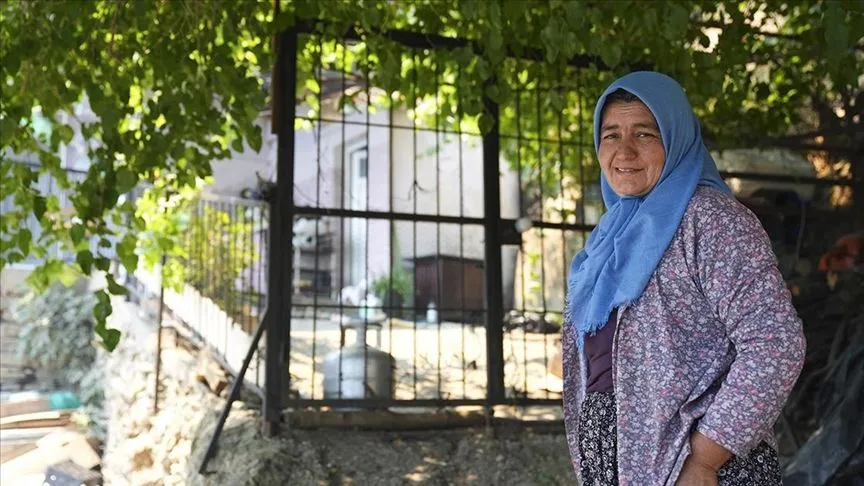 Mahallesini terk etmeyen kadın evleri orman yangınından korudu 