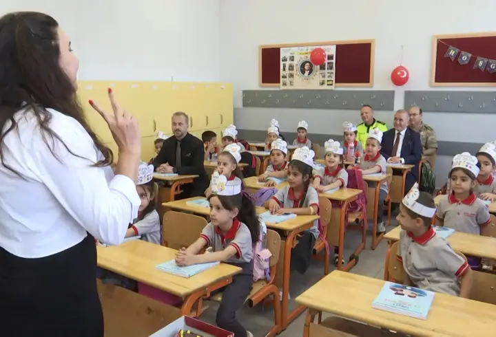 Elazığ’da 105 bin öğrenci ve 8 bin 500 öğretmen ders başı yaptı