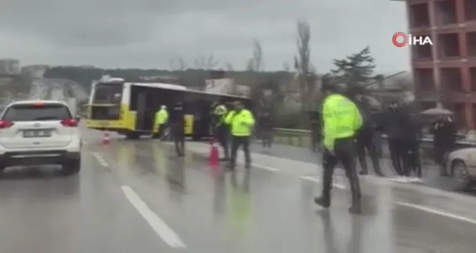 İstanbul'da İETT yoldan çıkarak bariyerlere çarptı. Yaralılar var