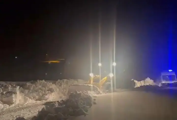 Yolu kardan kapanan köydeki hasta için ekipler seferber oldu