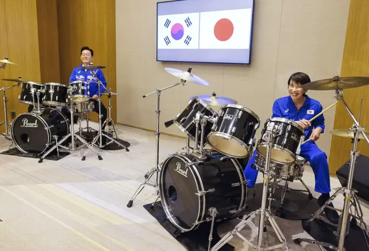 İki liderden sürpriz ‘bateri’ şov! Resmi kıyafetler çıktı, eşofmanlar giyildi: K-pop ile 'diplomasi' ritmi...