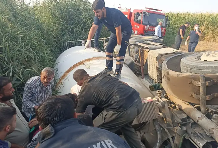 Beton mikseri sulama kanalına düştü: 2 yaralı