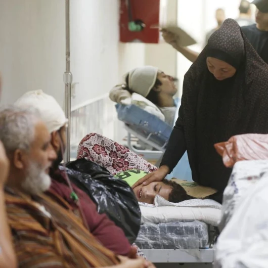 Gazze’de Ölüm Bekleyişi: Katil İsrail İki Haftadır Hastaların Tıbbi Tahliyesini Engelliyor