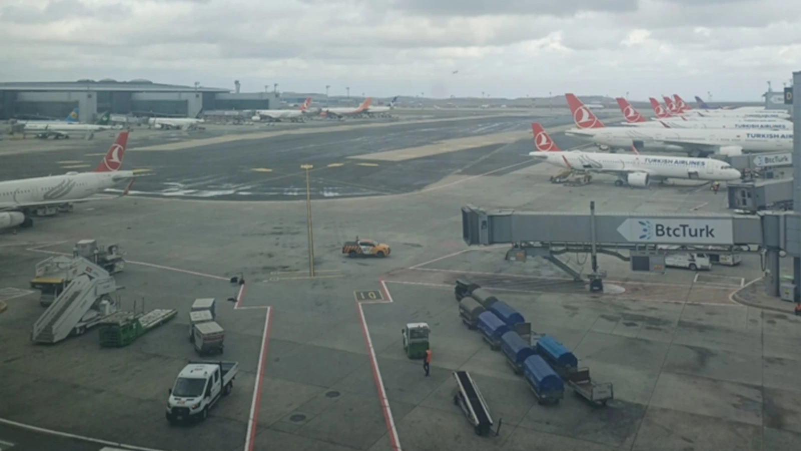 İstanbul'da fırtına uçaklara havada tur attırdı