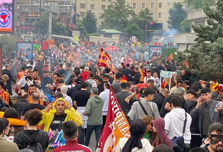 Galatasaray taraftarları, şampiyonluk coşkusunu Yenikapı'da yaşıyor