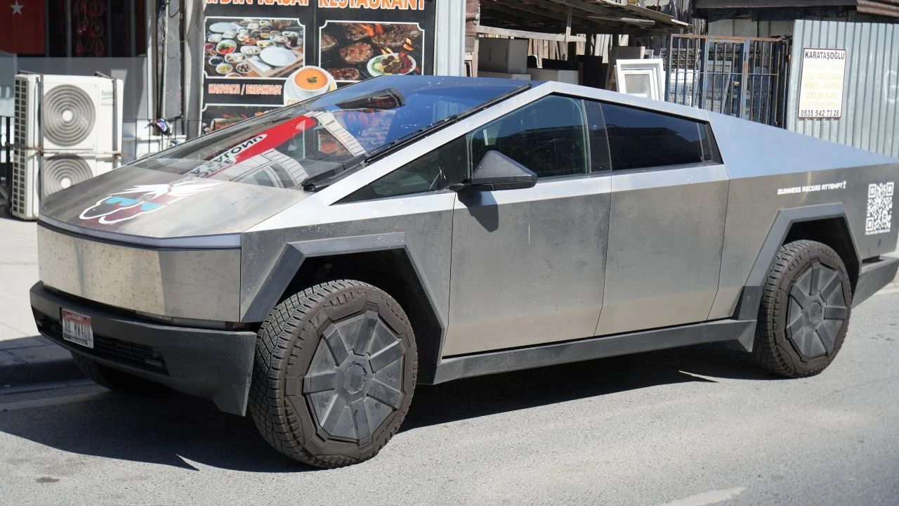 Tesla Cybertruck ile Guinness rekoru peşinde olan gezginler Türkiye'de