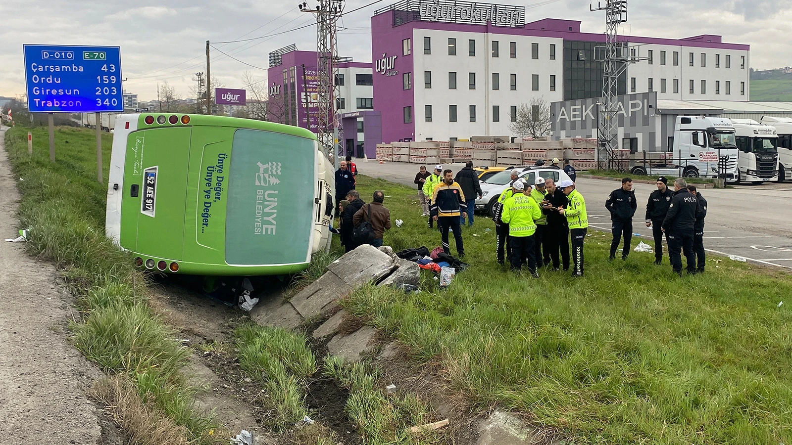 Samsun'da otobüs yan yattı: 9’u öğrenci, 11 yaralı