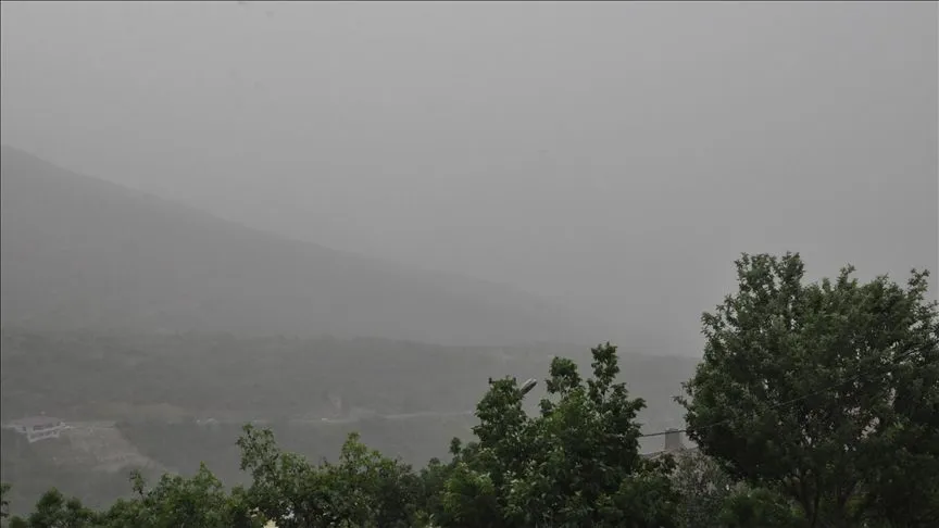 Hakkari'de toz taşınımı ve rüzgar etkili oldu