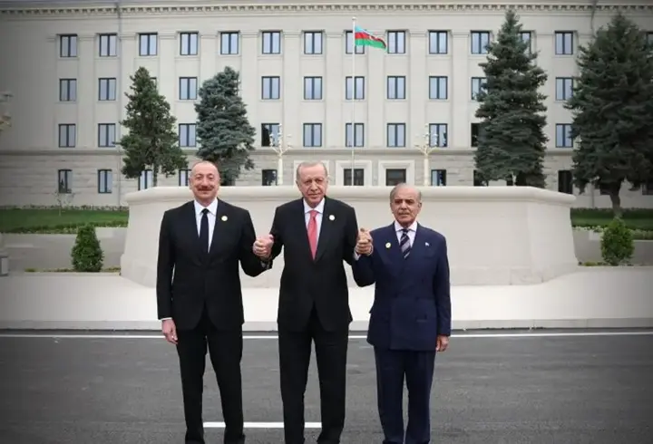 Cumhurbaşkanı Erdoğan, Hankendi simge binası önünde fotoğraf çektirdi