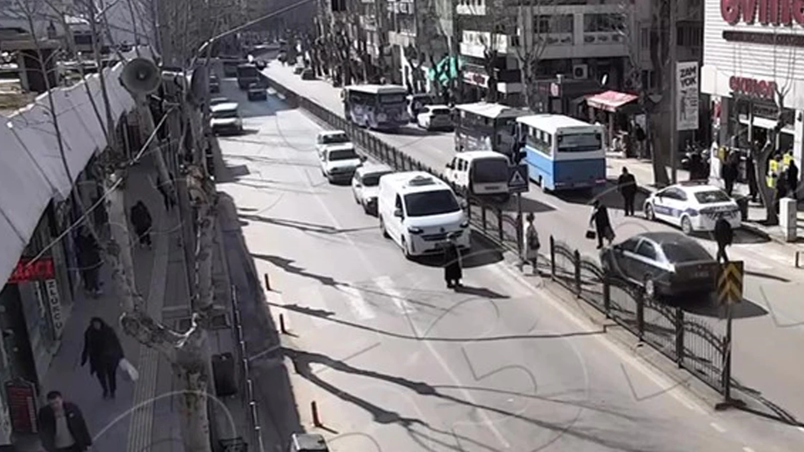 Yaya geçidinde otomobilin çarptığı kadın yaralandı