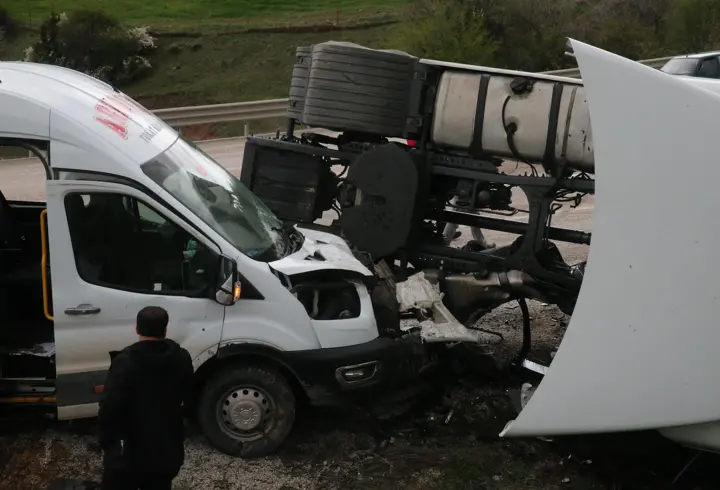 Tokat'ta yolcu minibüsü ile tırın çarpıştığı kazada 5 kişi yaralandı