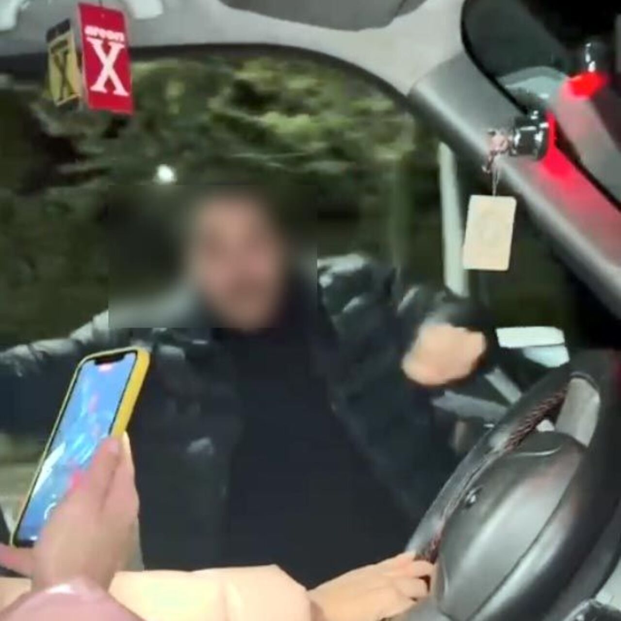 Seyir halindeki aracın kapısını açıp dans etti! Düşme anı kamerada!