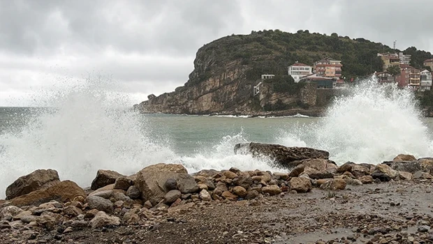 Amasra'da Fırtına Alarmı: 2 Metrelik Dev Dalgalar Kıyıyı Dövdü