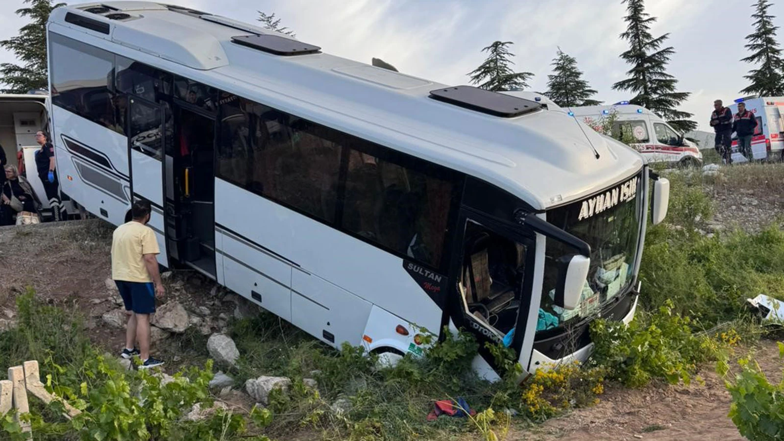 Isparta'da iki yolcu otobüsü çarpıştı: 1'i ağır 27 yaralı