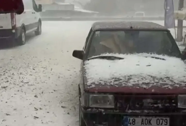 Muğla'da dolu yağışıyla Seydikemer ilçesi beyaza büründü