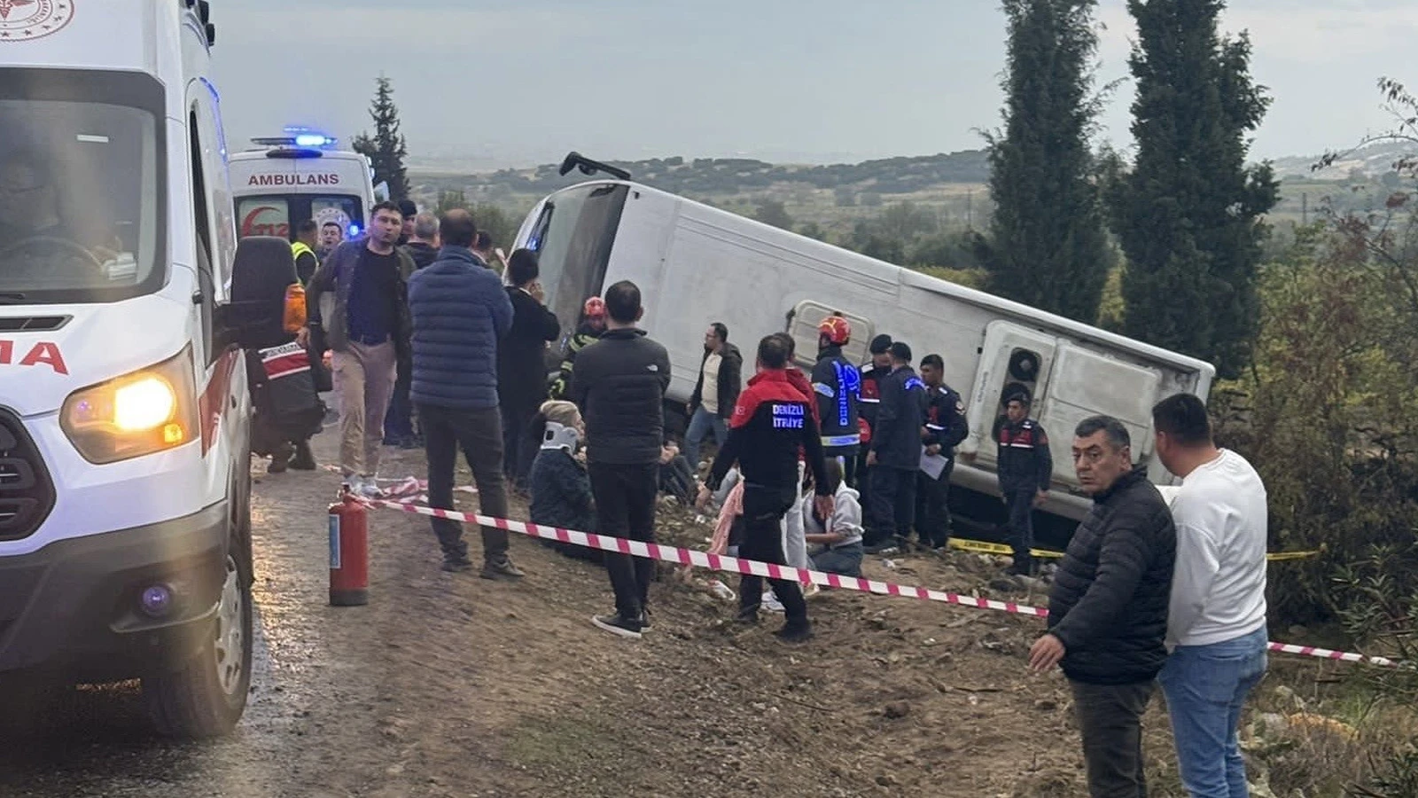 Denizli'de tur otobüsü şarampole yuvarlandı! Çok sayıda ölü ve yaralı var