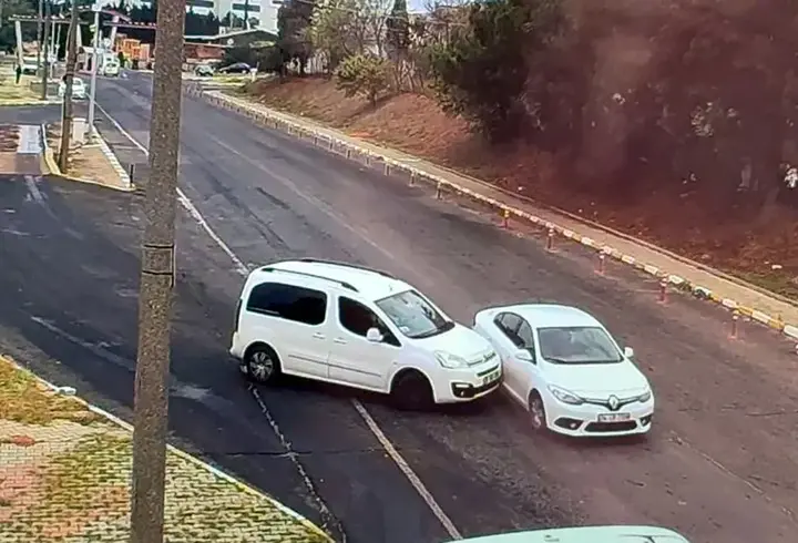 Hafif ticari aracın çarptığı otomobilde 1 kişi yaralandı; kaza kamerada