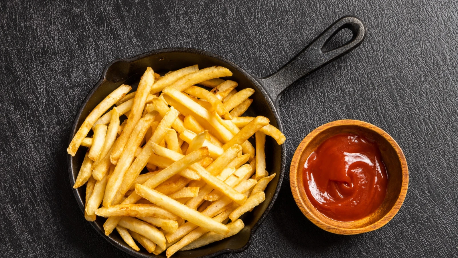 Patatesleri böyle kızartmayı öğrenen restorana gitmeyi bırakıyor