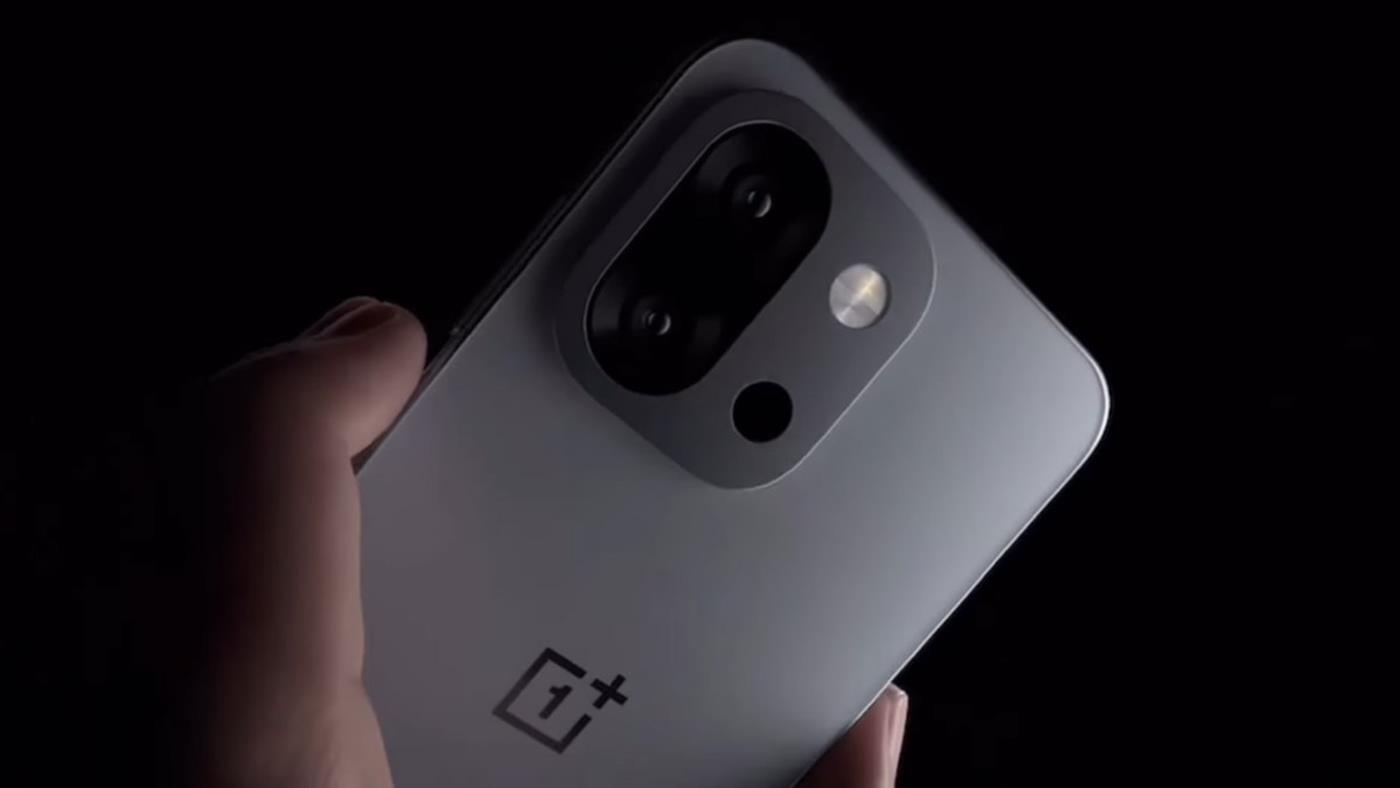 OnePlus 15 ilk kez canlı görüntülendi: İşte tasarımı