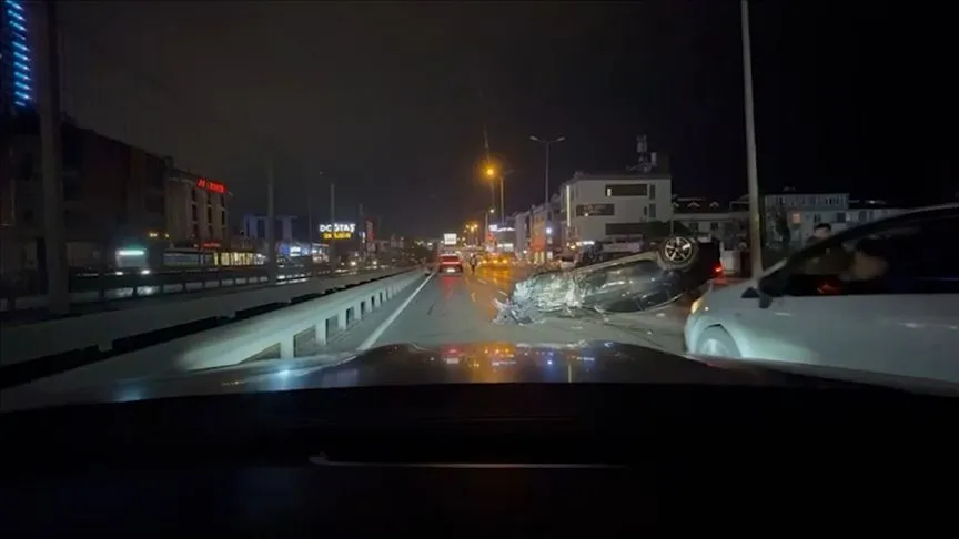 Avcılar'da otomobilin 3 araca çarpıp ters dönmesi araç kamerasınca kaydedildi