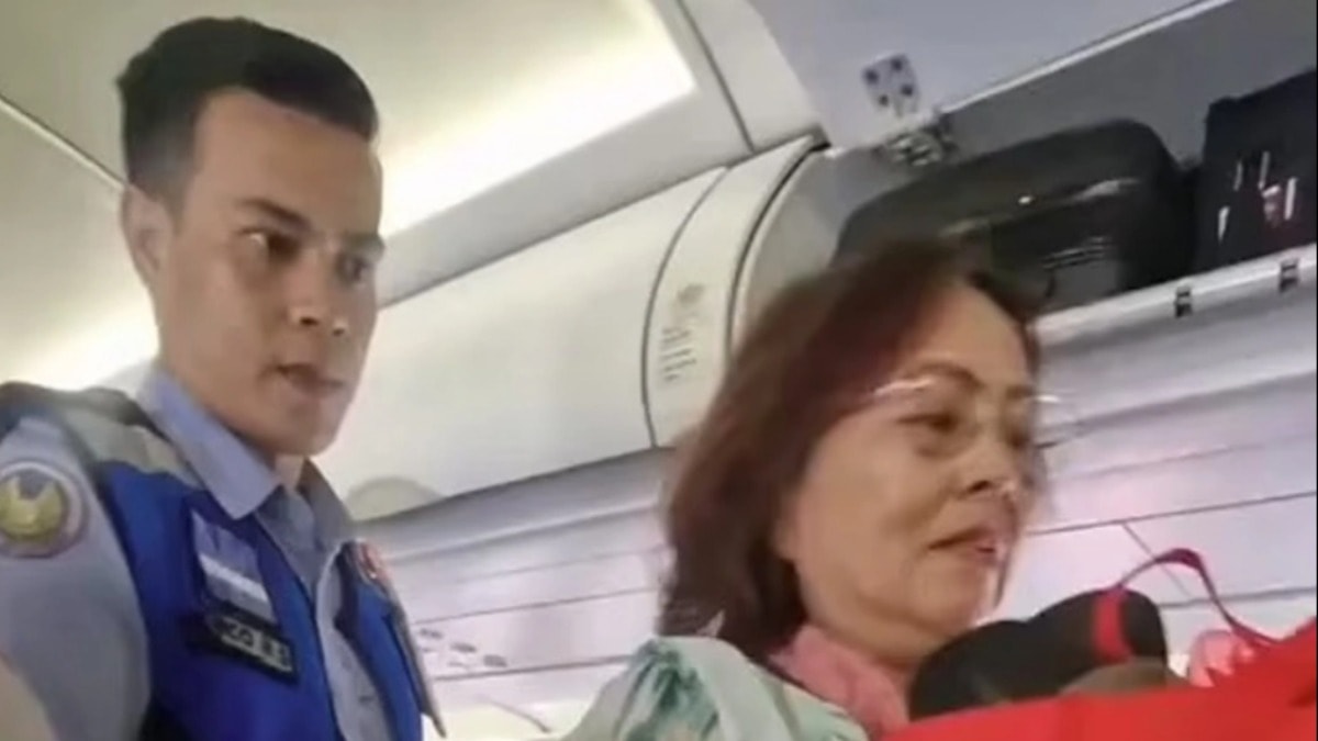Uçakta bomba şakası! Yaşlı kadın apar topar indirildi
