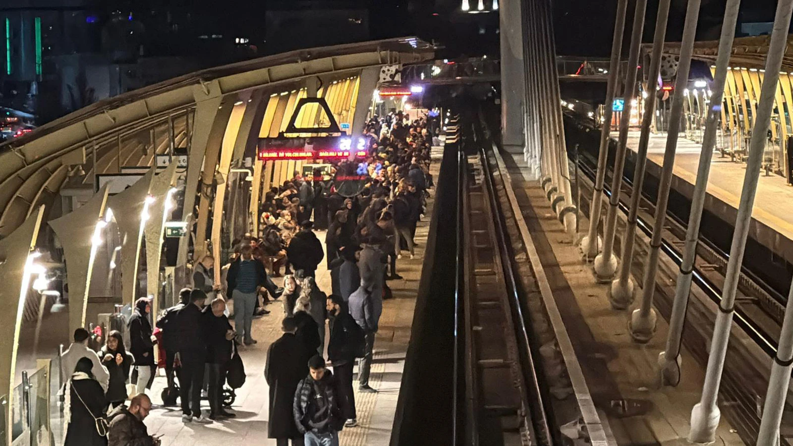 İstanbul'da metro seferlerinde aksama: Bazı seferler durduruldu