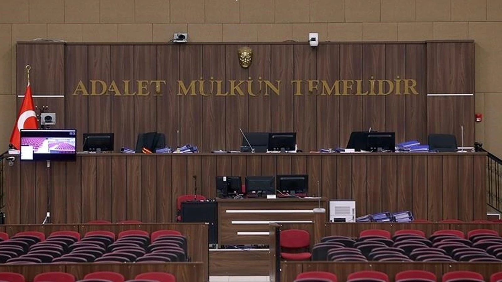 Başörtüsü nedeniyle hakarete uğradığını iddia eden akademisyen tazminat davası açtı