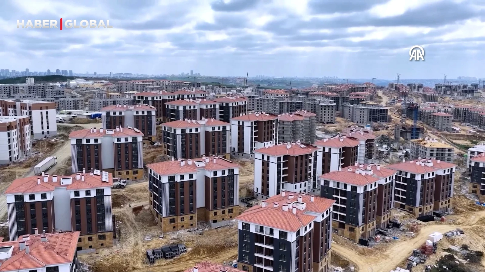 Bakan Kurum, Arnavutköy'de yapımı süren sosyal konutların görüntülerini paylaştı