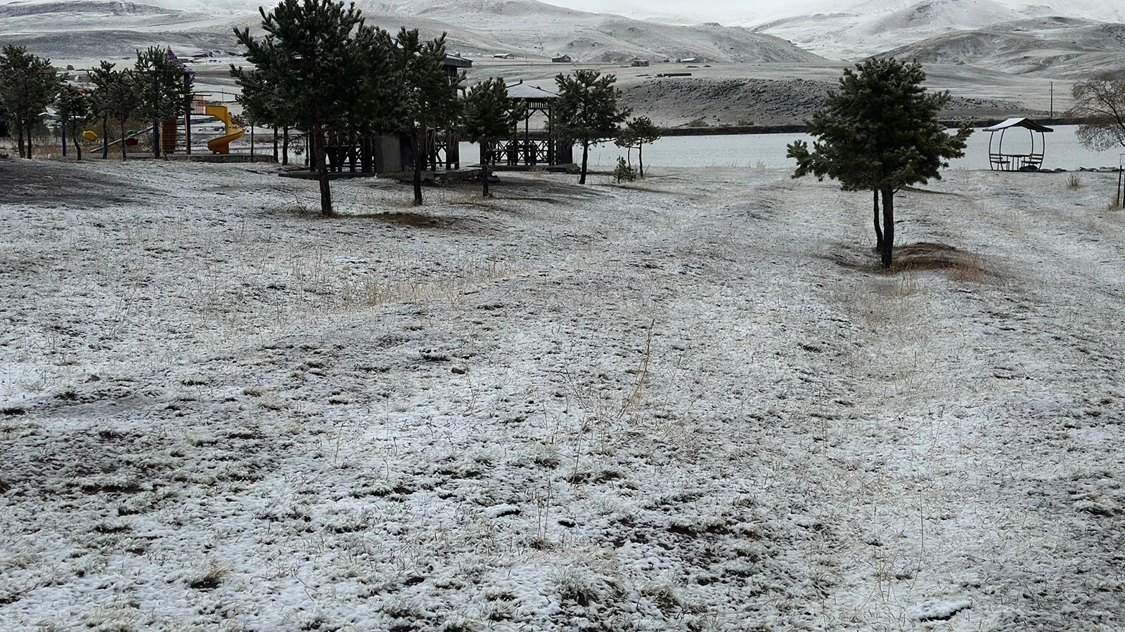 Erzurum'da mevsimin ilk karı: İlçeler beyaza büründü