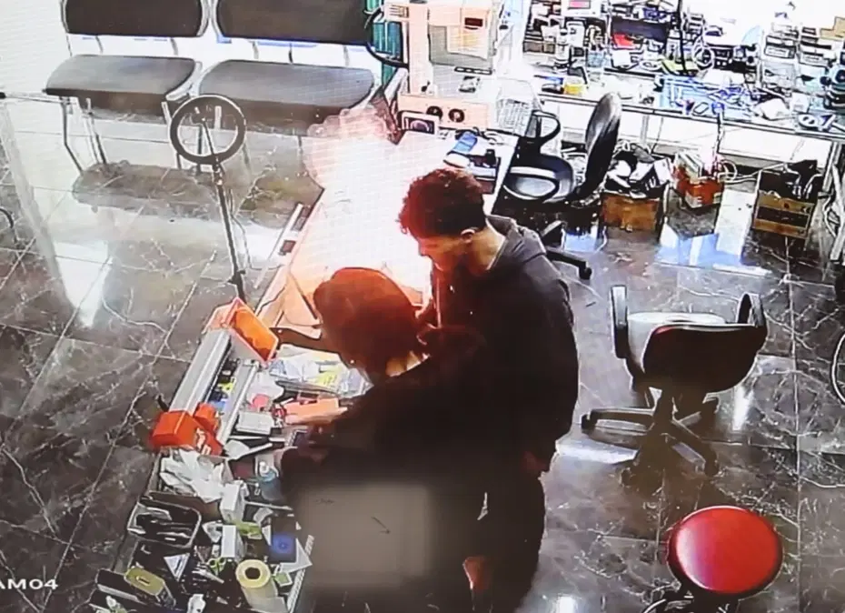 Cep telefonu bomba gibi patlayıp alev aldı. "Şişmiş batarya saatli bomba gibidir"