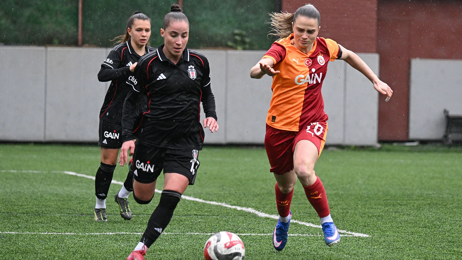 Beşiktaş ile Galatasaray arasındaki 4-4'lük derbide kazanan çıkmadı