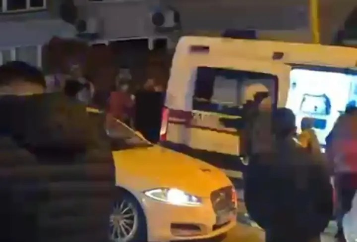 Tabelada fotoğraf çektirme sırasında bıçaklı kavga; 2 yaralı