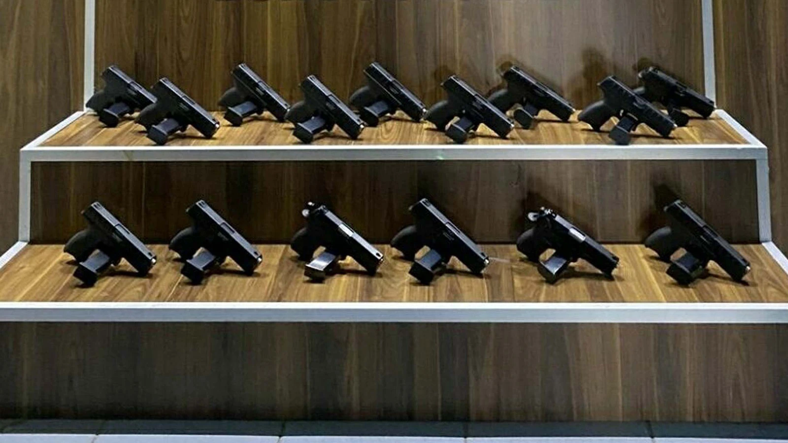 İzmir'de silah kaçakçılığı operasyonu; 15 tabanca ele geçirildi