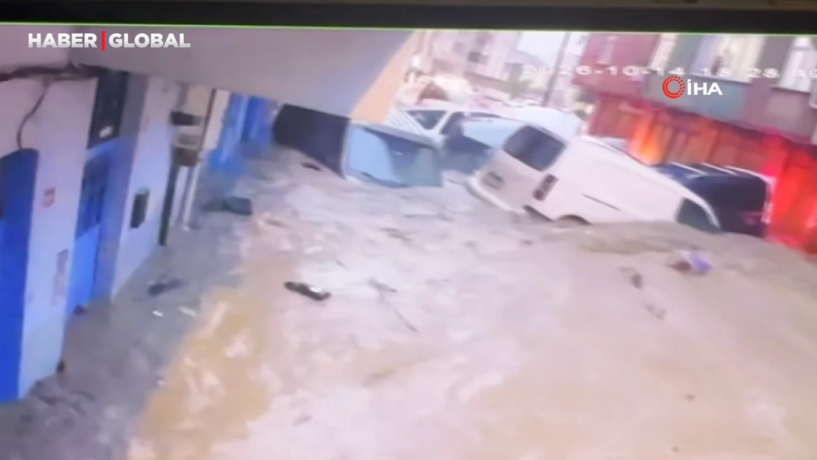 Ayazağa'da Sel Felaketinde Araçların Üst Üste Bindiği Anlar Görüntülendi
