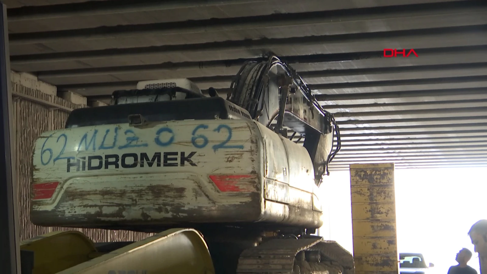 Elazığ'da iş makinesi yüklü TIR, alt geçitte sıkıştı