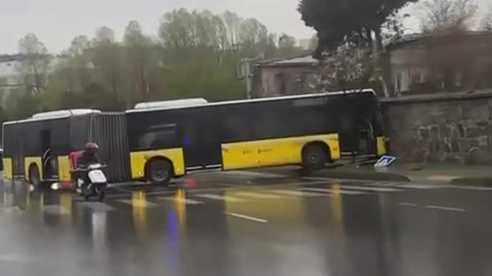 Başakşehir'de İETT otobüsü duvara çarptı: Yaralılar var