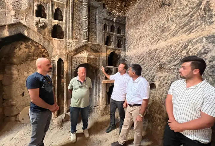 Nevşehir'de kayadan oyma odunluğun, 6 asırlık ibadethane olduğu ortaya çıktı