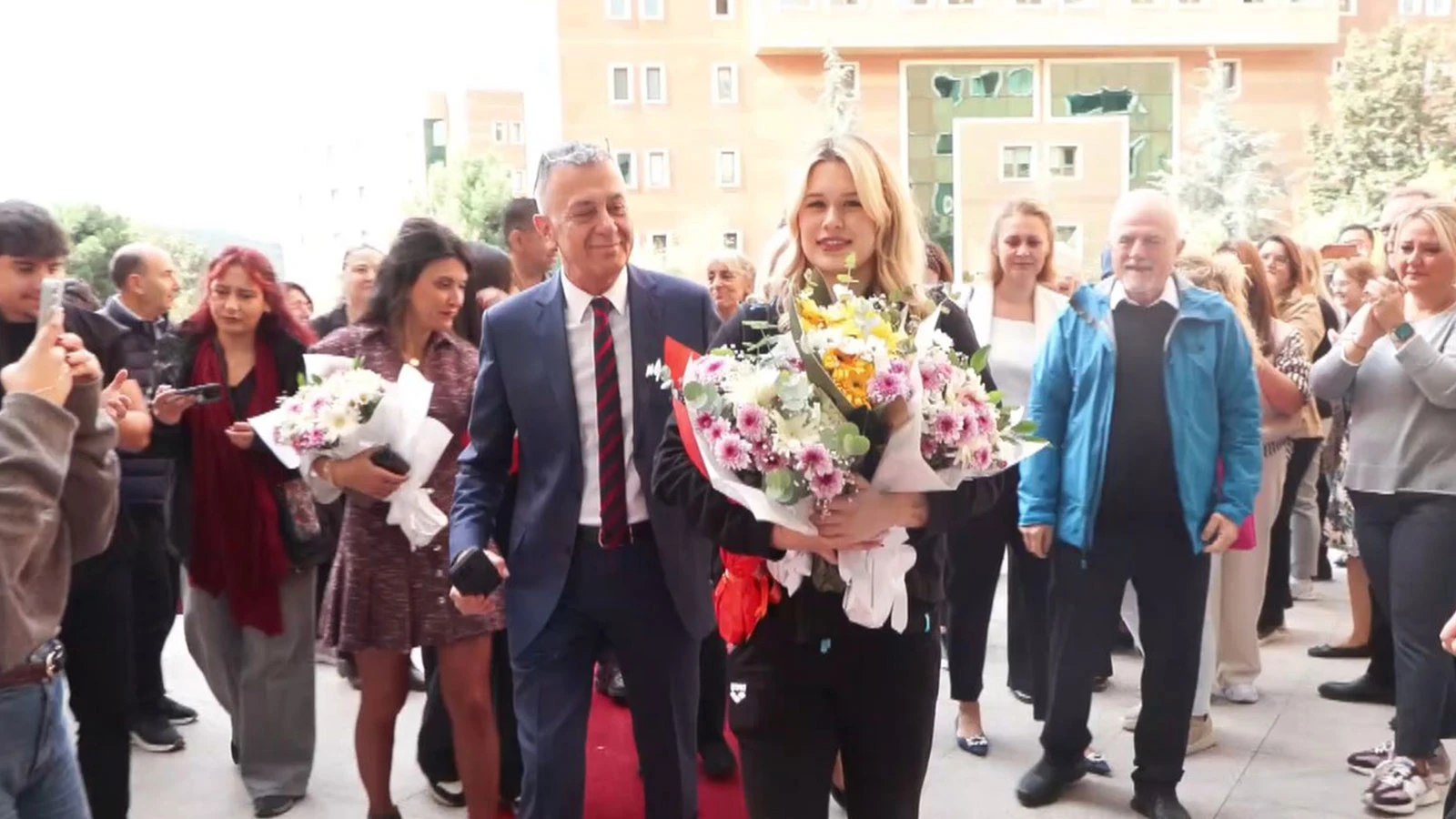 Dünya şampiyonu yüzücü Defne Kurt, okulunda coşkuyla karşılandı